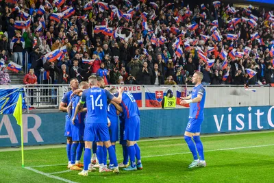 Slovenskí futbalisti oslavujú gól proti Islandu.