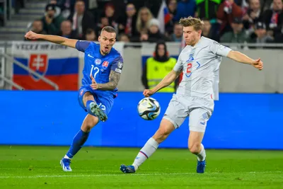 Lukáš Haraslín strieľa druhý gól a Alfonz Sampsted v zápase J-skupiny 9. kola kvalifikácie ME 2024 vo futbale Slovensko - Island. 