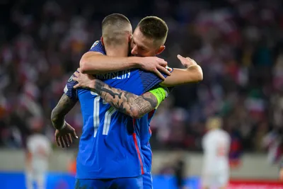Lukáš Haraslín a Milan Škriniar oslavujú gól v zápase J-skupiny 9. kola kvalifikácie EURO 2024 vo futbale Slovensko - Island. 