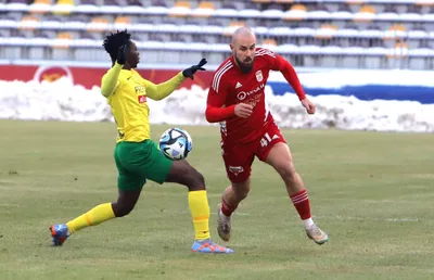 Na snímke zľava Henry Addo (Žilina) a Ľubomír Willwéber (Banská Bystrica) počas zápasu 18. kola Niké ligy MFK Dukla Banská Bystrica - MŠK Žilina v Banskej Bystrici 16. decembra 2023. FOTO TASR - Ján Krošlák

- Slovensko šport futbal Niké liga NL 18. kolo BBX
- MFK Dukla Banská Bystrica - MŠK Žilina