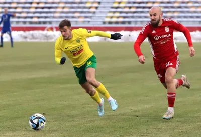 Na snímke zľava Matúš Rusnák (Žilina) a Ľubomír Willwéber (Banská Bystrica) počas zápasu 18. kola Niké ligy MFK Dukla Banská Bystrica - MŠK Žilina v Banskej Bystrici 16. decembra 2023. FOTO TASR - Ján Krošlák

- Slovensko šport futbal Niké liga NL 18. kolo BBX
- MFK Dukla Banská Bystrica - MŠK Žilina