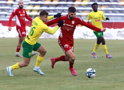 Na snímke zľava Matúš Rusnák (Žilina) a Timotej Záhumenský (Banská Bystrica) počas zápasu 18. kola Niké ligy MFK Dukla Banská Bystrica - MŠK Žilina v Banskej Bystrici 16. decembra 2023. FOTO TASR - Ján Krošlák

- Slovensko šport futbal Niké liga NL 18. kolo BBX
- MFK Dukla Banská Bystrica - MŠK Žilina