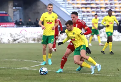 Na snímke zľava Ján Minárik, Matúš Rusnák (Žilina) a Róbert Polievka (Banská Bystrica) počas zápasu 18. kola Niké ligy MFK Dukla Banská Bystrica - MŠK Žilina v Banskej Bystrici 16. decembra 2023. FOTO TASR - Ján Krošlák

- Slovensko šport futbal Niké liga NL 18. kolo BBX
- MFK Dukla Banská Bystrica - MŠK Žilina