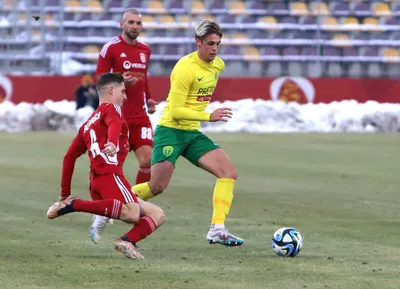 Na snímke Dávid Richtárech (Banská Bystrica) a Timotej Jambor (Žilina) počas zápasu 18. kola Niké ligy MFK Dukla Banská Bystrica - MŠK Žilina v Banskej Bystrici 16. decembra 2023. FOTO TASR - Ján Krošlák

- Slovensko šport futbal Niké liga NL 18. kolo BBX
- MFK Dukla Banská Bystrica - MŠK Žilina