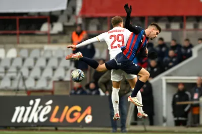 Na snímke zľava Njegoš Kupusovič (AS Trenčín) a Vladimír Majdan (FC ViOn Zlaté Moravce-Vráble) bojujú o loptu v zápase 18. kola Niké ligy AS Trenčín – FC ViOn Zlaté Moravce-Vráble v Trenčíne v sobotu 16. decembra 2023. FOTO TASR - Radovan Stoklasa 

- Slovensko šport futbal NL Niké liga muži
- 18. kolo AS Trenčín – FC ViOn Zlaté Moravce-Vráble 
- TNX