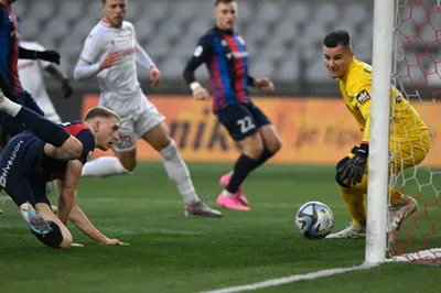 Na snímke zľava Richard Nagy (FC ViOn Zlaté Moravce-Vráble) sleduje loptu smerujúcu do bránky Milana Knoblocha (FC ViOn Zlaté Moravce-Vráble) v zápase 18. kola Niké ligy AS Trenčín – FC ViOn Zlaté Moravce-Vráble v Trenčíne v sobotu 16. decembra 2023. FOTO TASR - Radovan Stoklasa 

- Slovensko šport futbal NL Niké liga muži
- 18. kolo AS Trenčín – FC ViOn Zlaté Moravce-Vráble 
- TNX