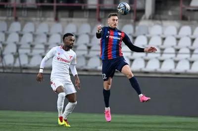 Na snímke zľava Eynel Soares (AS Trenčín) a Samuel Suľa (FC ViOn Zlaté Moravce-Vráble) bojujú o loptu v zápase 18. kola fztbalovej Niké ligy AS Trenčín – FC ViOn Zlaté Moravce-Vráble v Trenčíne v sobotu 16. decembra 2023. FOTO TASR - Radovan Stoklasa 

- Slovensko šport futbal NL Niké liga muži
- 18. kolo AS Trenčín – FC ViOn Zlaté Moravce-Vráble 
- TNX