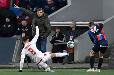 Na snímke zľava Artur Gajdoš (AS Trenčín), hlavný trénera FC ViOn Zlaté Moravce-Vráb Michal Hipp a Denis Duga (FC ViOn Zlaté Moravce-Vráble) v zápase 18. kola futbalovej Niké ligy AS Trenčín – FC ViOn Zlaté Moravce-Vráble v Trenčíne v sobotu 16. decembra 2023. FOTO TASR - Radovan Stoklasa 

- Slovensko šport futbal NL Niké liga muži
- 18. kolo AS Trenčín – FC ViOn Zlaté Moravce-Vráble 
- TNX