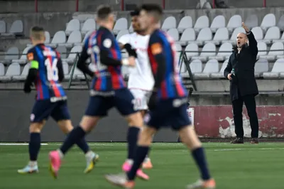 Na snímke vpravo hlavný trénera AS Trenčín Ilija Stolica v zápase 18. kola futbalovej Niké ligy AS Trenčín – FC ViOn Zlaté Moravce-Vráble v Trenčíne v sobotu 16. decembra 2023. FOTO TASR - Radovan Stoklasa 

- Slovensko šport futbal NL Niké liga muži
- 18. kolo AS Trenčín – FC ViOn Zlaté Moravce-Vráble 
- TNX