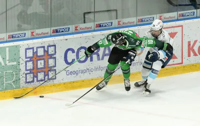 Na snímke zľava Radek Prokeš (Nové Zámky) a Peter Valent (Nitra) v zápase 24. kola hokejovej Tipos extraligy medzi HK Nitra – HC MIKRON Nové Zámky.