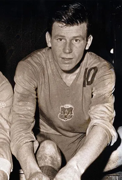 Vpravo: Bývalý reprezentant ČSSR a legenda slovenského futbalu Jozef Adamec počas pôsobenia v Duke Praha.
- Jozef Adamec