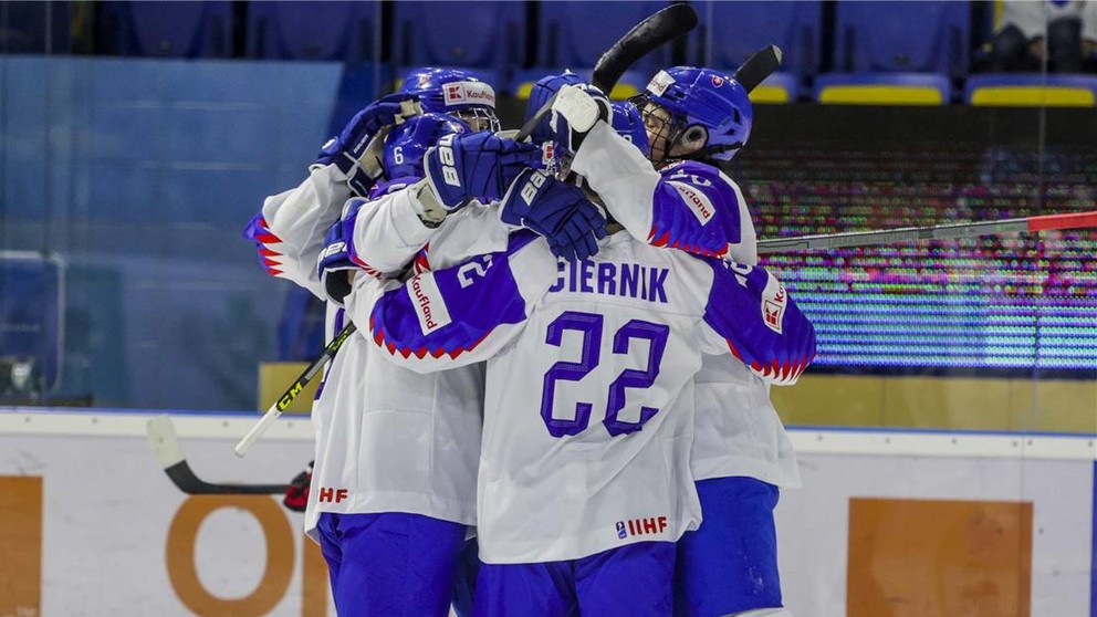 Slovenskí hokejisti do 18 rokov sa tešia po strelenom góle.