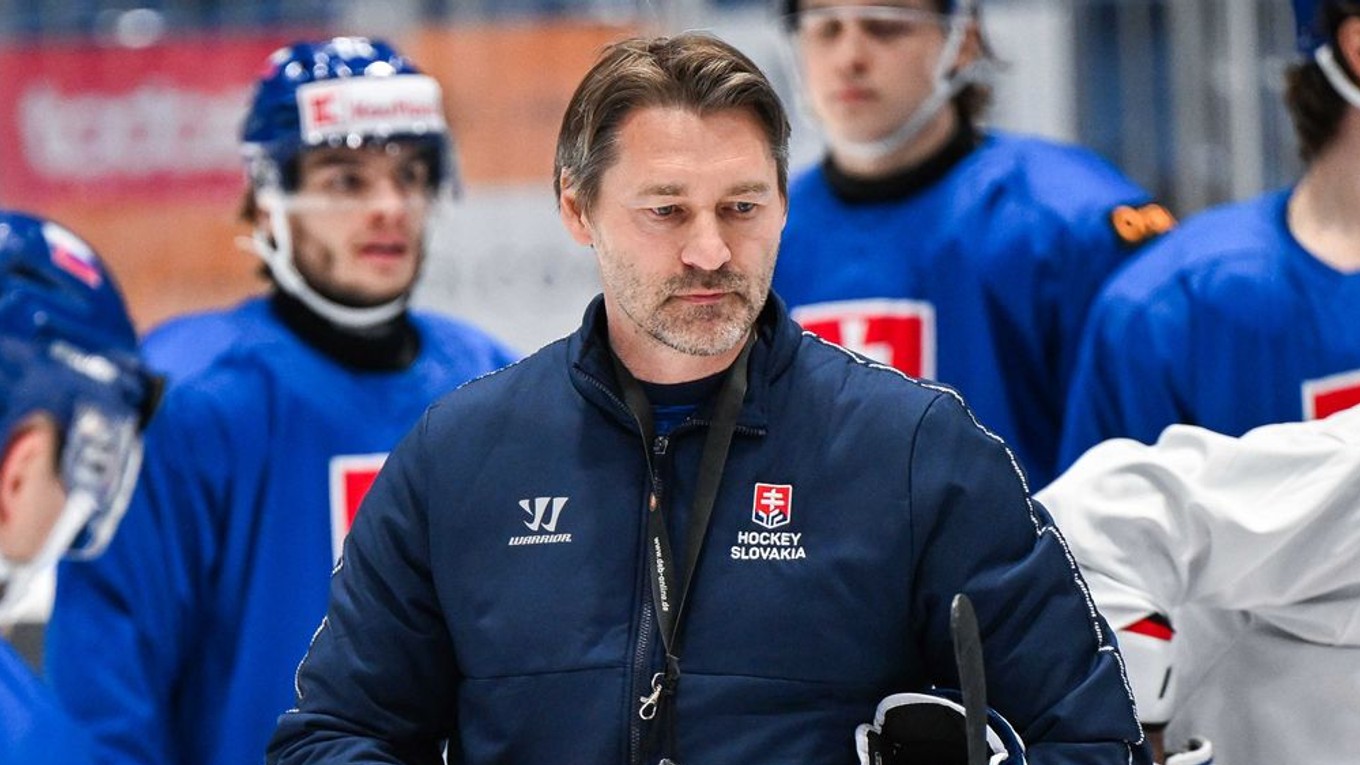Dočasný hlavný tréner hokejovej reprezentácie SR Vladimír Országh počas prípravného tréningu.