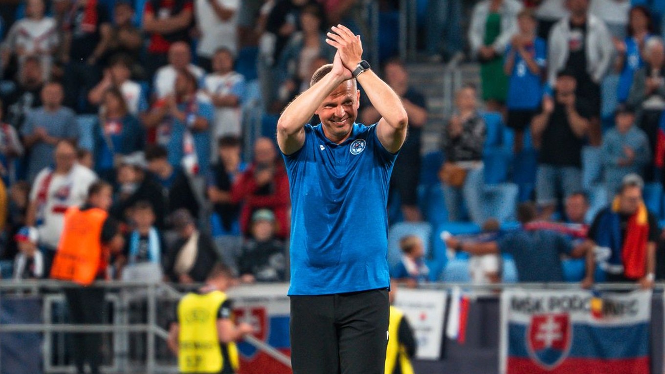Tréner Jaroslav Kentoš sa lúči s fanúšikmi po zápase Slovensko - Rumunsko na EURO U21 2025. 
