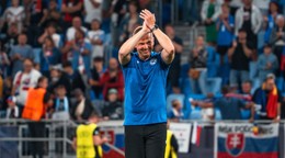 Tréner Jaroslav Kentoš sa lúči s fanúšikmi po zápase Slovensko - Rumunsko na EURO U21 2025. 