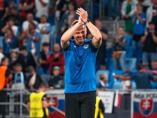 Tréner Jaroslav Kentoš sa lúči s fanúšikmi po zápase Slovensko - Rumunsko na EURO U21 2025. 