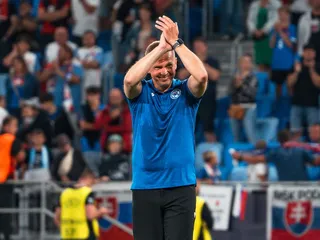 Tréner Jaroslav Kentoš sa lúči s fanúšikmi po zápase Slovensko - Rumunsko na EURO U21 2025. 