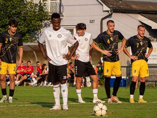 Lionel Abate Etoundi zahadzuje pokutový kop.