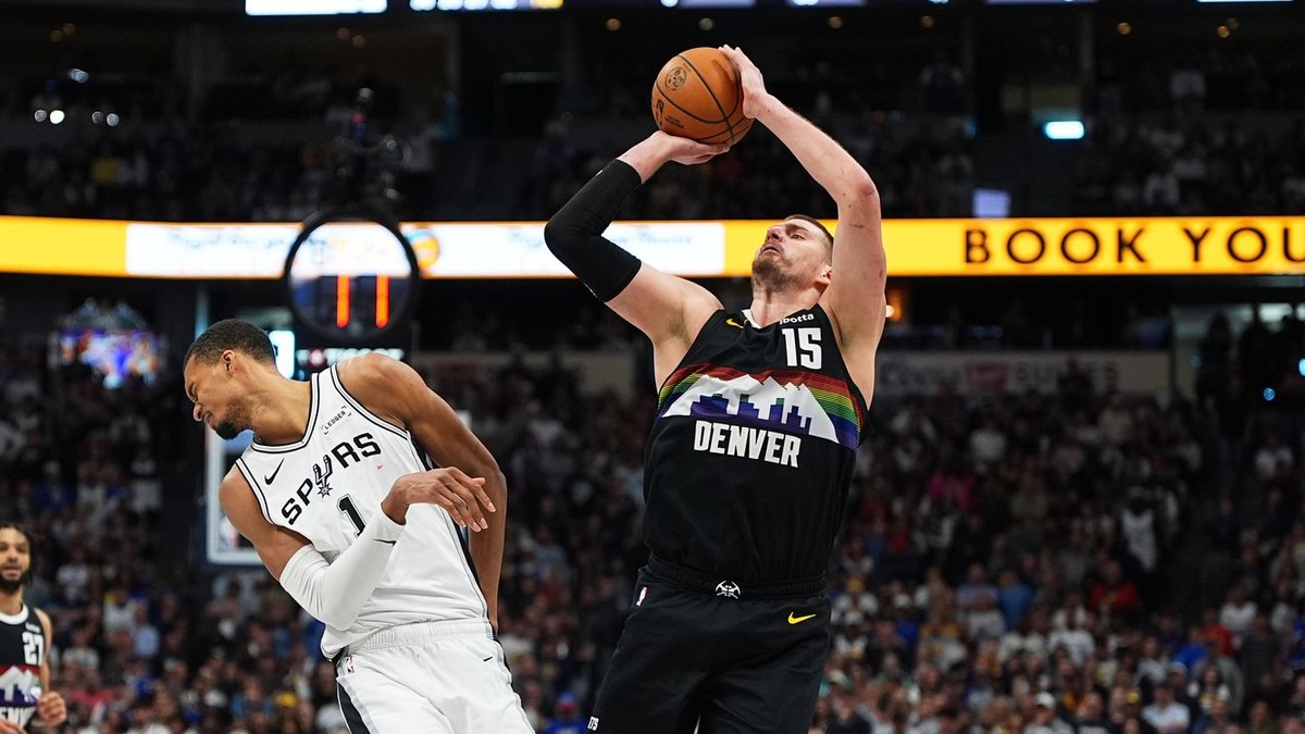 Vľavo Victor Wembanyama a Nikola Jokič.