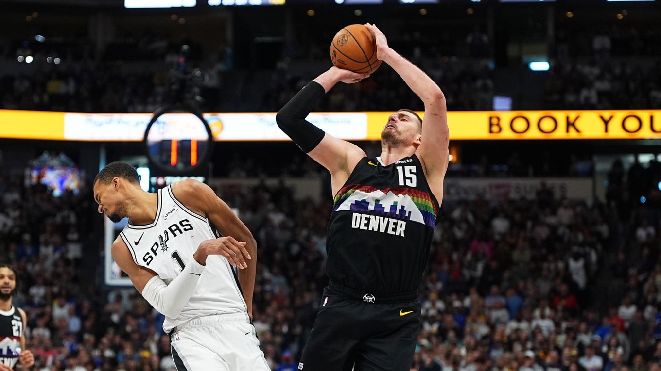 Vľavo Victor Wembanyama a Nikola Jokič.