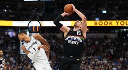 Vľavo Victor Wembanyama a Nikola Jokič.