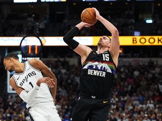 Vľavo Victor Wembanyama a Nikola Jokič.