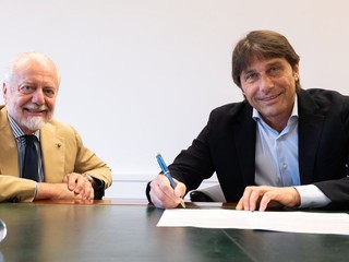 Prezident Neapola Aurelio De Laurentiis a Antonio Conte pri podpise zmluvy
