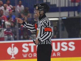 Slovenský rozhodca Tomáš Hronský.
