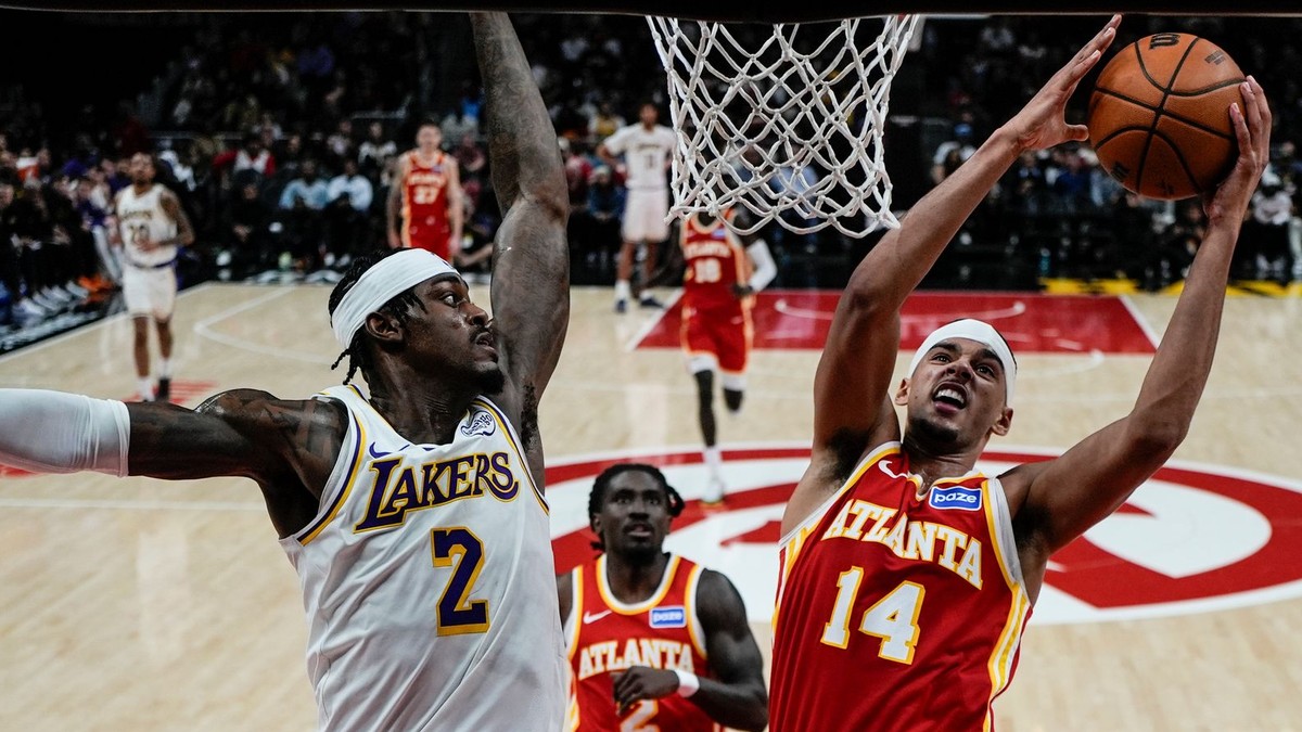 Momentka zo zápasu Hawks - Lakers.