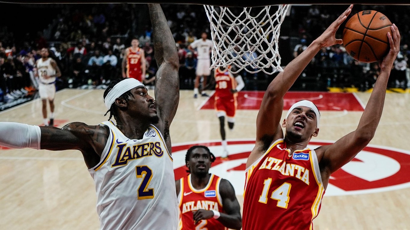 Momentka zo zápasu Hawks - Lakers.