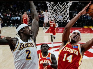 Momentka zo zápasu Hawks - Lakers.