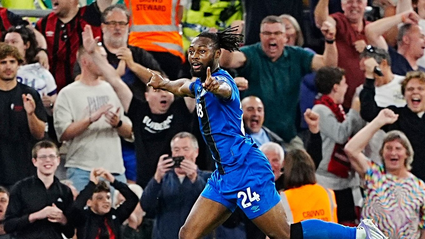 Antoine Semenyo oslavuje vyrovnávajúci gól do siete Liverpoolu.