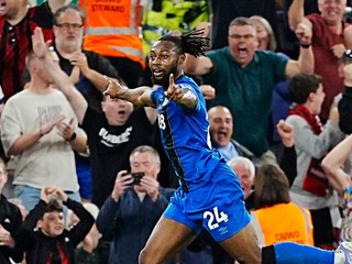 Antoine Semenyo oslavuje vyrovnávajúci gól do siete Liverpoolu.