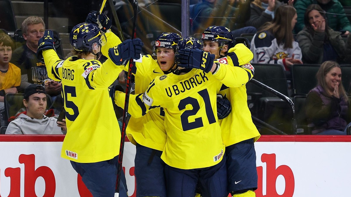 Švédsky hokejista Ivar Stenberg (15) sa teší zo spoluhráčmi po strelení gólu na 3:2.
