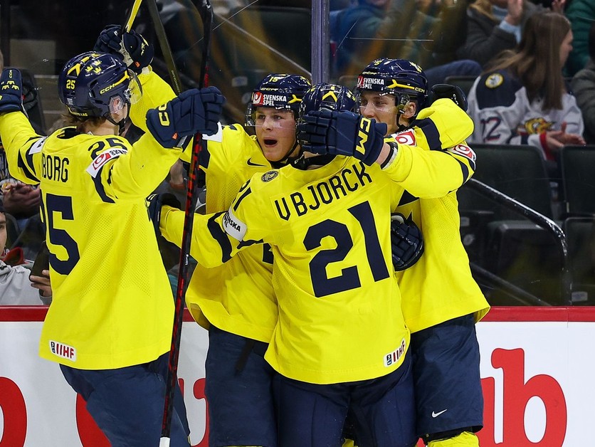 Švédsky hokejista Ivar Stenberg (15) sa teší zo spoluhráčmi po strelení gólu na 3:2.