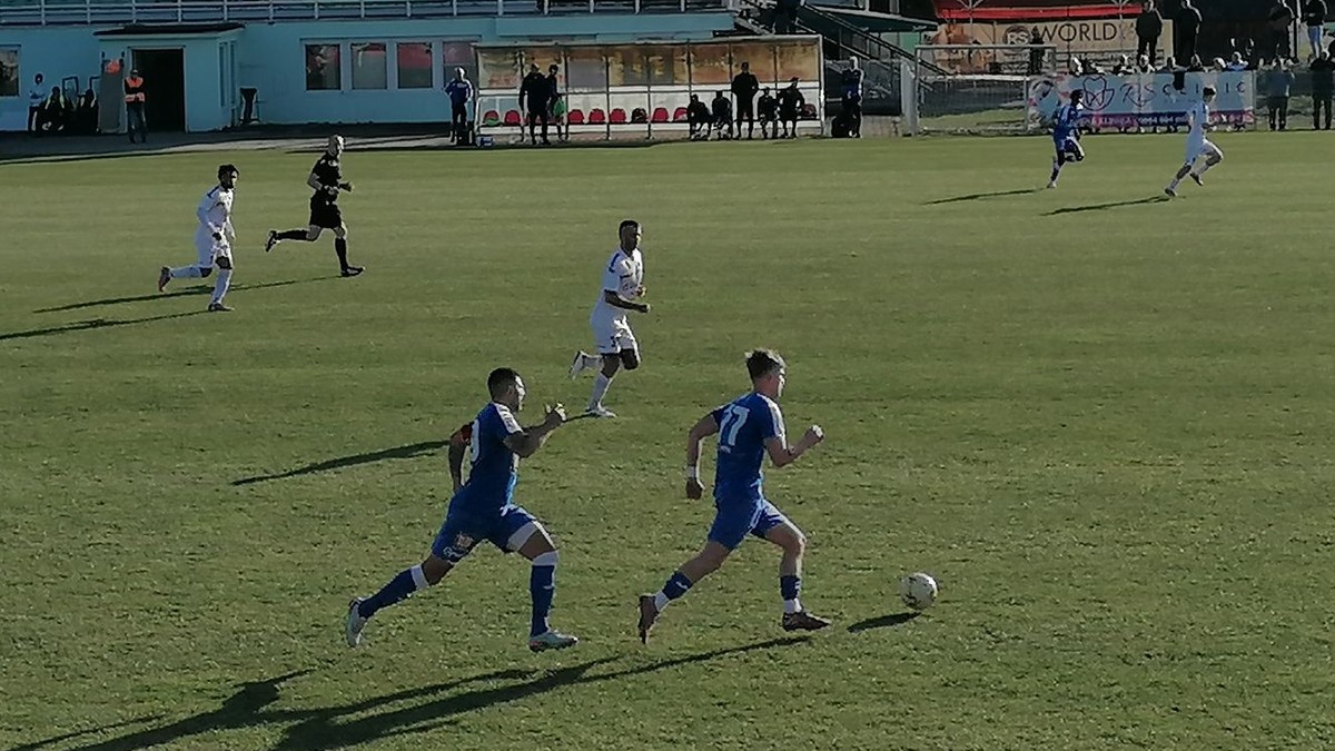 Päťdesiat stupňov a nezamknuté byty. Po exotike sa slovenský tréner vracia do tretej ligy