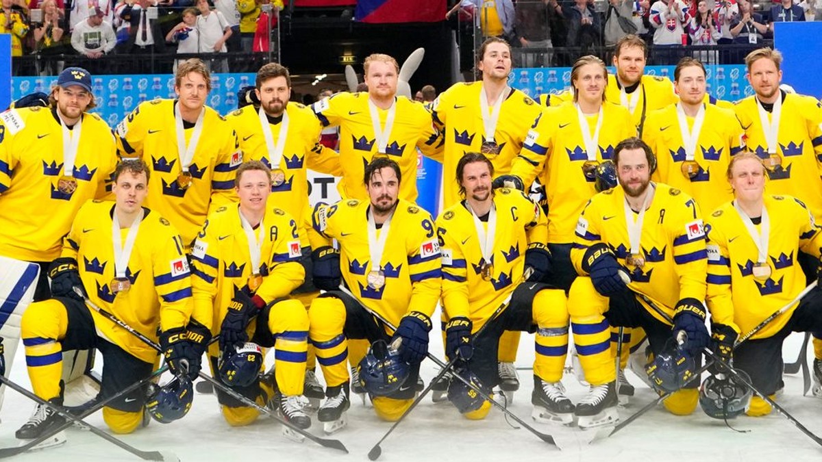 Hokejisti Švédska pózujú s bronzovými medailami z MS v hokeji 2024.
