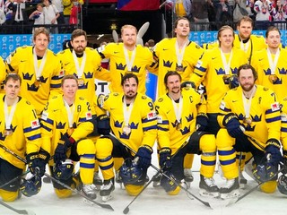 Hokejisti Švédska pózujú s bronzovými medailami z MS v hokeji 2024.
