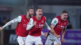 Radosť hráčov Fleetwoodu po postupe do štvrťfinále Anglického ligového pohára po víťazstve nad Arsenalom Londýn.