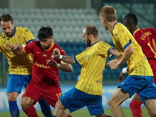 Momentka zo zápasu Tre Fiori FC - Pjunik Jerevan.