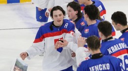Dalibor Dvorský sa raduje so spoluhráčmi po štvrťfinále Fínsko - Slovensko na MS do 18 rokov 2023.