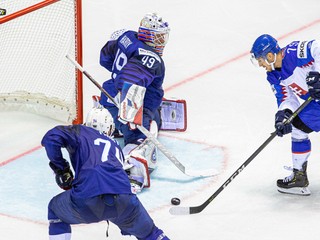 Libor Hudáček strieľa gól v zápase Slovensko - Francúzsko na MS v hokeji 2019.