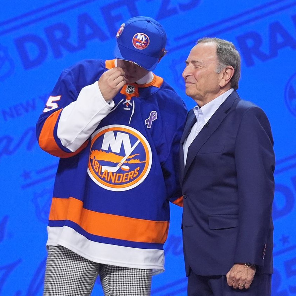 Obranca Matthew Schaefer so slzami v očiach príjma post jednotky draftu NHL 2025. 
