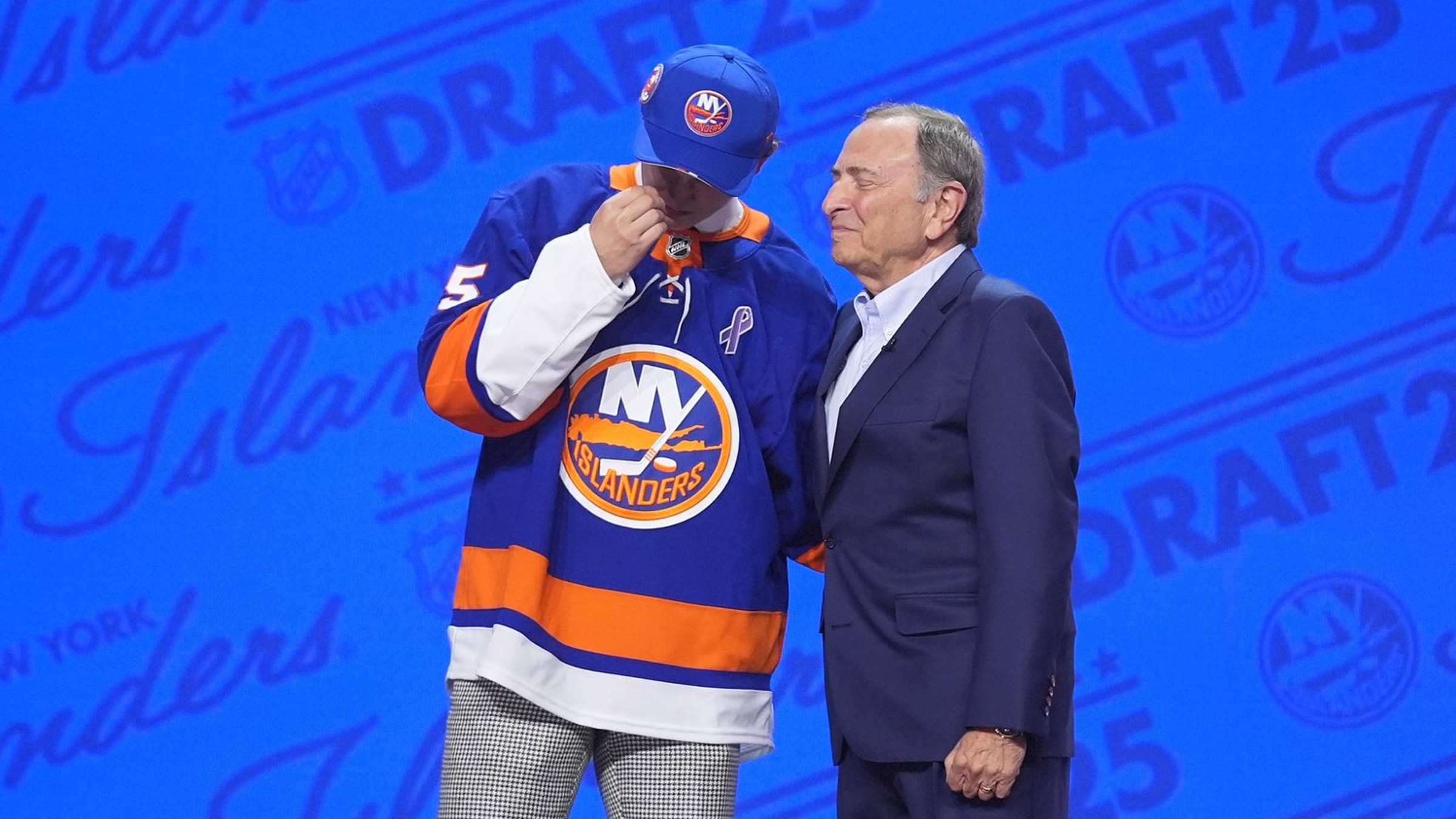 Obranca Matthew Schaefer so slzami v očiach príjma post jednotky draftu NHL 2025. 