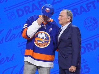 Obranca Matthew Schaefer so slzami v očiach príjma post jednotky draftu NHL 2025. 