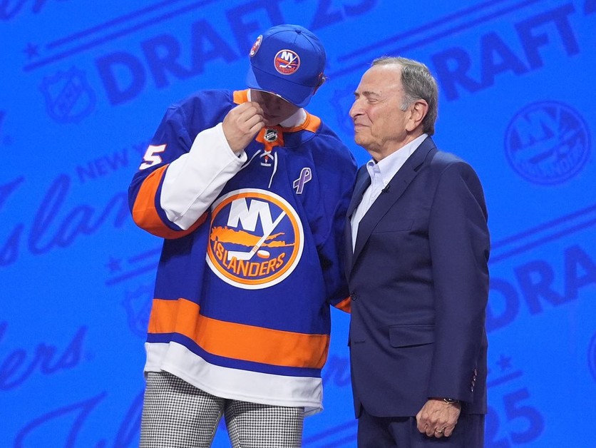 Obranca Matthew Schaefer so slzami v očiach príjma post jednotky draftu NHL 2025. 