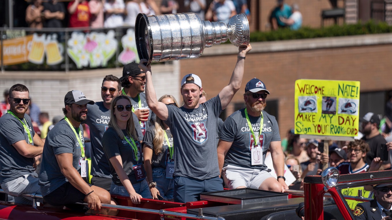 Nathan MacKinnon počas osláv so Stanley Cupom v Halifaxe.