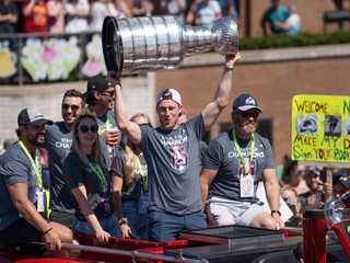 Nathan MacKinnon počas osláv so Stanley Cupom v Halifaxe.