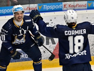 Na snímke hráči Spišskej Novej Vsi Xavier Cormier (druhý sprava) a Danick Martel (druhý zľava) sa radujú z gólu