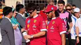 Charles Leclerc (vľavo) a Lewis Hamilton (vpravo)